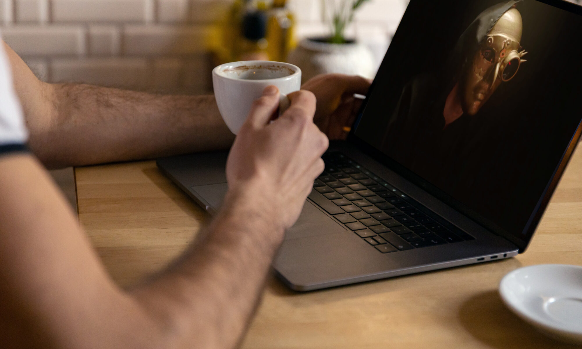 Mann am Computer mit Kaffee - Escape Game Online