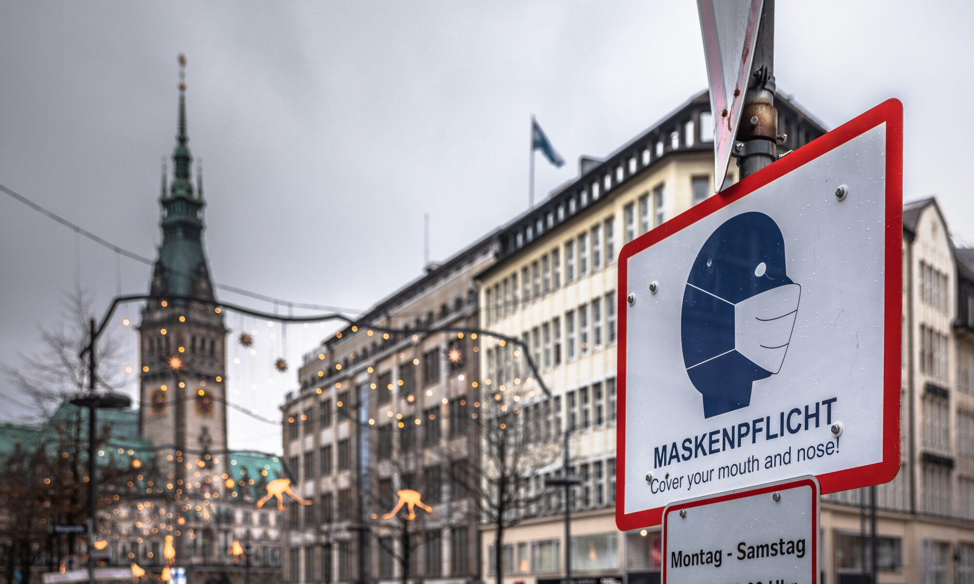 Maskenpflicht am Hamburger Rathausplatz